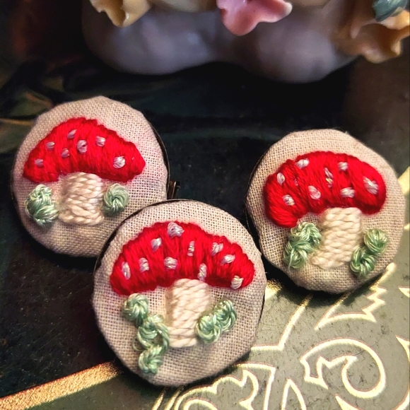 Hand Crafted Embroidered Cottagecore Mushroom Brooch Pin Button 1" - Picture 2 of 3